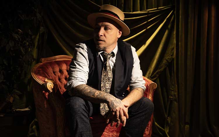 David Jalbert est de retour sur scène avec un tout nouveau spectacle : New Orleans, c’est la vie.  Avec ce 8e album en carrière, il nous entraîne dans un univers hautement festif où les cuivres résonnent, les refrains font taper du pied, et où chaque note sent le Mardi Gras !