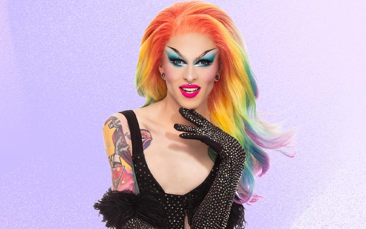 Avec Le Bingo Show, animé par la fabuleuse et éclatante Rainbow, dites adieu au bingo traditionnel et préparez-vous à vivre une soirée complètement déjantée! Ici, le jeu prend des airs de cabaret festif où chaque numéro tiré devient le prétexte parfait pour une performance drag électrisante. Le Bingo Show casse les codes et propose une expérience où l’ordinaire laisse place à l’extraordinaire.