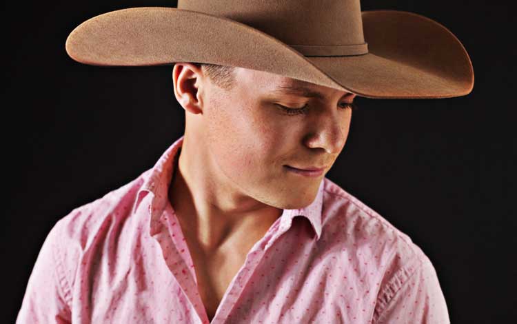 Le Tommy Collin Show se transporte à LANJEU pour vous présenter une soirée country haute en talent et en émotion ! Entouré de 5 musiciens, le Call In The Band, puis avec la participation de Patricia Caron et Joey Thompson. Vous y entendrez le country à son apogée !  Keep it Country !