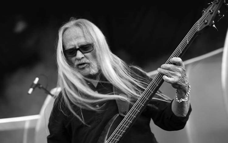 Breen LeBoeuf, l’une des voix marquantes du Québec, vous plonge dans l’univers d’Offenbach avec MES BLUES PASSENT PU DANS’ PORTE. Accompagné des talentueux Réjean Lachance, Pierre Beauregard et Marc Brodeur, il revisite les grands classiques du groupe culte avec énergie, anecdotes savoureuses et une signature vocale unique façonnée par plus de 55 ans de carrière.  