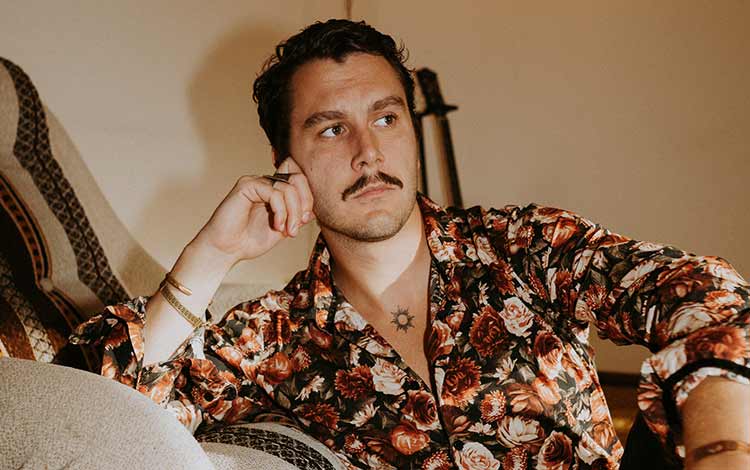 Candidat à La Voix 2019, Tommy Charles apporte un son classique à la musique country americana, soutenu par une voix puissante et une production solide. Avec sa voix profonde et lyrique, le son de Tommy est à la fois nostalgique et distinctif — quelque chose que vous voudrez écouter encore et encore !