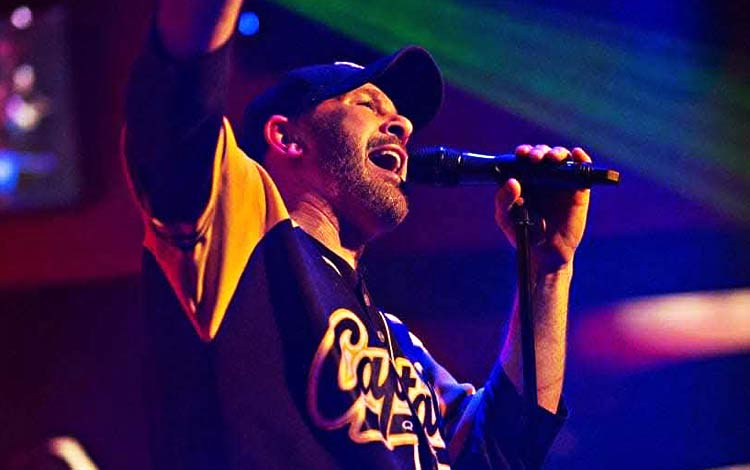 Avec GORGÉE MON BOB – L’EXPÉRIENCE BOB BISSONNETTE, plongez dans le party hommage ultime à Bob! Hits de hockey, vibe de vestiaire, rock’n’roll qui brasse et foule en feu: tout y est pour revivre l’esprit déjanté de ses chansons. Lâchez votre sérieux, sortez votre chandail et venez lever votre verre à cette légende d’ici! 