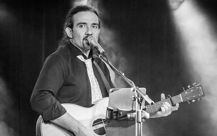 Clément Courtois est un chanteur à la voix puissante et chaleureuse. Il vous invite à redécouvrir les grands succès de Joe Dassin dans une formule acoustique.