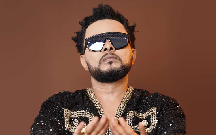 Jacky Mulopwe wa Mulopwe, connu sous le nom de JDT (Jus d'été) est un auteur, compositeur, interprète et danseur originaire du Congo. Pour une rare fois à Montréal, ne manquez pas la voix mélancolique de l'une des figures incontournables de la rumba congolaise. 