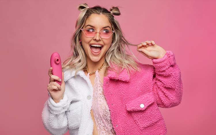 Joanie Grenier est de retour pour une soirée qui ose parler de désir, de plaisir et de complicité. En compagnie de la coanimatrice de Sexe Oral, viens célébrer l’amour autrement avec présentations de produits érotiques, performances de danse en couple et de nombreux prix à gagner. Parfait pour réveiller la flamme à l’approche de la Saint-Valentin!