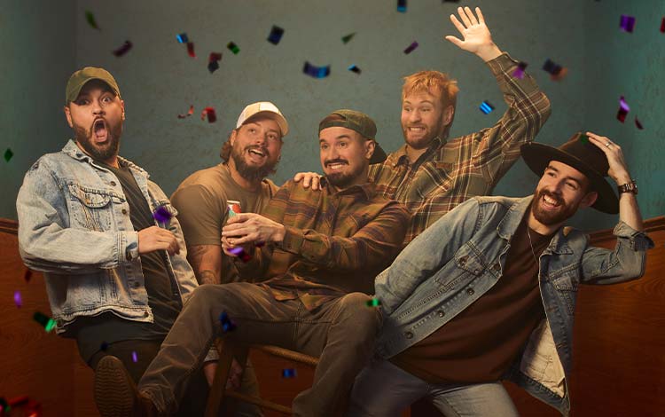 Lendemain de veille est une formation de cinq musiciens d’exception qui brûle les planches depuis plus de 15 ans. La formation dévoile en 2024 son troisième opus, On s’en vient !, prête à repartir sur les routes du Québec pour un spectacle plus festif que jamais. Mettez la bière au frette parce qu’on s’en vient !