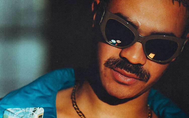 Fléau Dicaprio, d’origine ghanéenne, s’est fait remarquer par son univers thématique, ses punchlines imagées et ses paroles percutantes. Collaborant avec des artistes comme Lary Kidd et Connaisseur Ticaso, il est reconnu pour ses textes reflétant la réalité des jeunes et un monde de vie rapide.