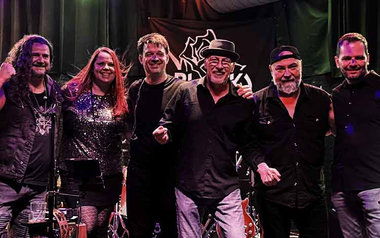 Black Roses débarque chez avec un spectacle rock énergique comprenant des classiques de différentes époques : Queen, CCR, Journey, AC/DC et plus encore. Préparez-vous à chanter toute la soirée !