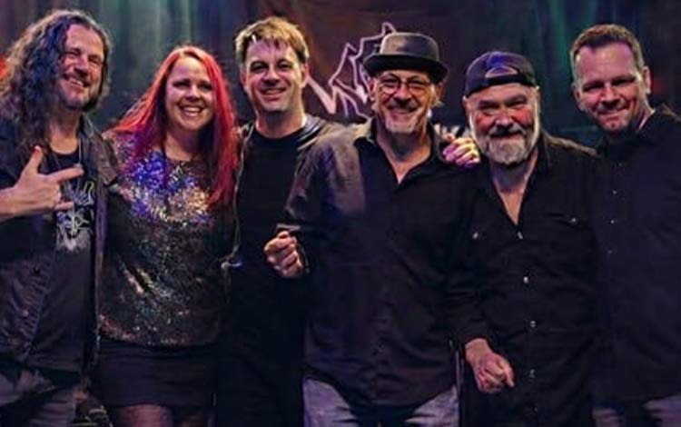 Le 20 juin, Black Roses débarque à LANJEU à Montréal ! Un spectacle rock énergique avec des classiques de différentes époques : Queen, CCR, Journey, AC/DC et plus encore. Préparez-vous à chanter toute la soirée !