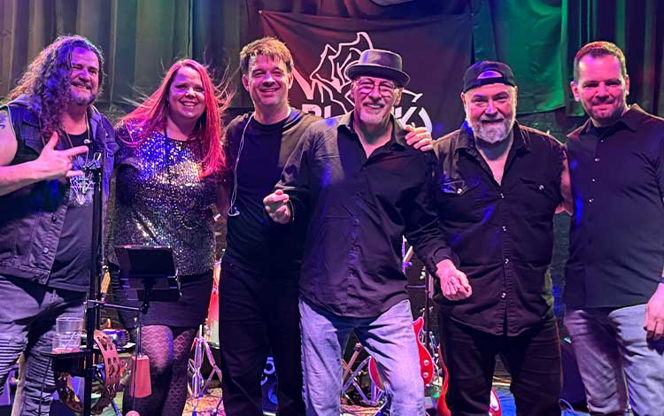 Le 20 juin, Black Roses débarque à LANJEU à Montréal ! Un spectacle rock énergique avec des classiques de différentes époques : Queen, CCR, Journey, AC/DC et plus encore. Préparez-vous à chanter toute la soirée !