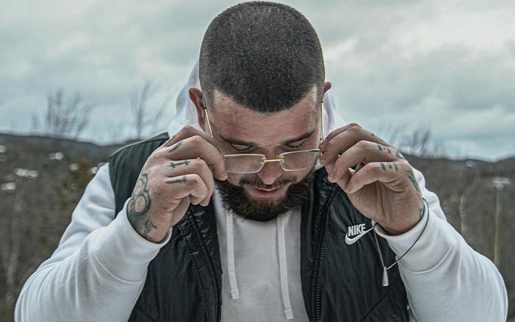 Originaire de Sainte-Hyacinthe, TEL KEL est en train de s’imposer comme l’une des révélations les plus marquantes du rap québécois.  Avec une plume frontale et sans filtre, il transforme ses émotions en morceaux percutants, entre rap mélodique et atmosphères planantes. Mais c’est surtout sur scène que tout prend son sens. Une performance intense, habitée, où chaque texte frappe plus fort, où le lien avec le public devient immédiat.