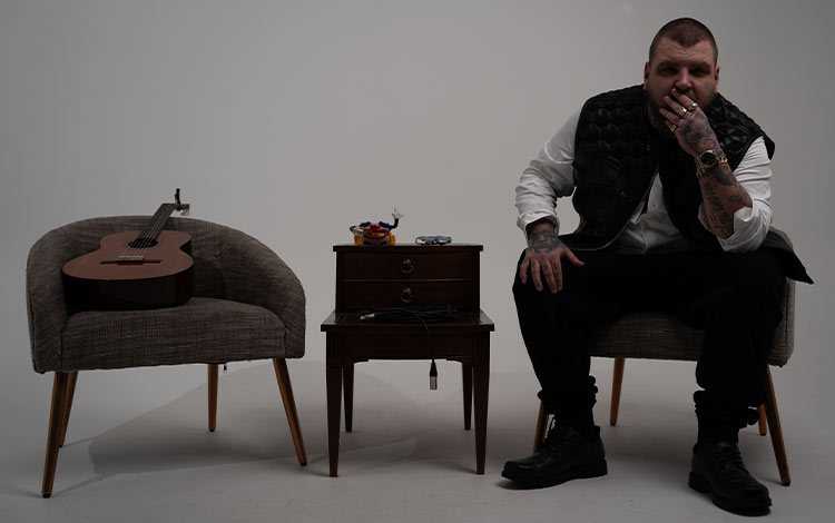 Artiste à la plume directe et profondément humaine, Ced Auger s’impose comme une voix singulière de la chanson québécoise contemporaine, portée par une forte connexion avec le public et un important rayonnement numérique, cumulant aujourd’hui plus de 56 millions d’écoutes sur les plateformes. 