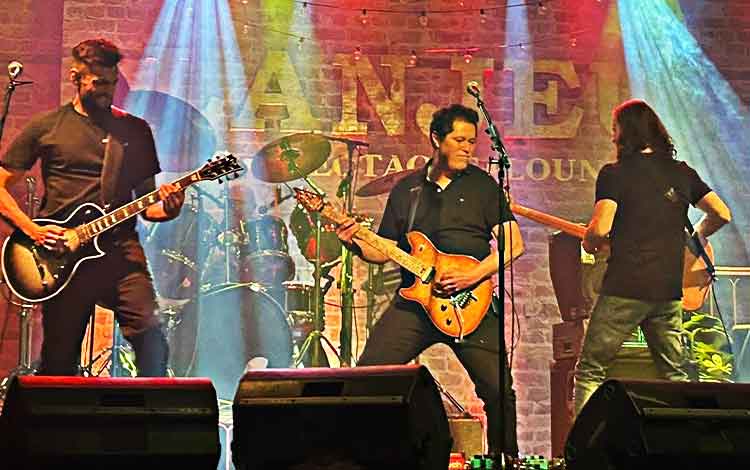 Le groupe 3RD SET vous revient avec les meilleurs classiques rock des dernières décennies et une soirée électrisante à ne pas manquer.