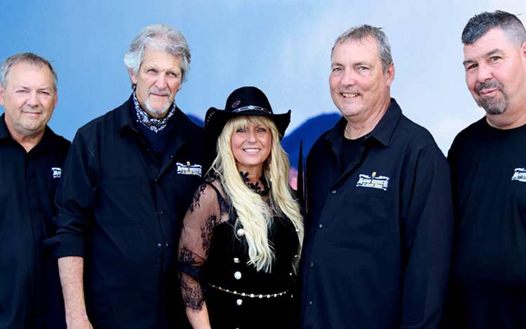 Manon Grenier est une auteure, compositrice, interprète qui aimerait vous présenter son 11e album À Chacun Son Histoire sorti en 2025 avec ses musiciens Shadow Riders et des artistes invités. Depuis sa jeunesse, elle suit la route de la musique sans jamais lâcher la note. Elle vous offre un spectacle remplie d'amour et de rire avec ses artistes invités. Le country, c'est sa vie et c’est aussi la plus belle musique du cœur.