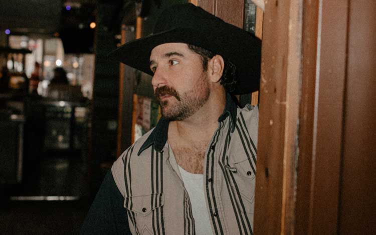 Rick Duff s’impose parmi les nouvelles voix fortes du country canadien. Finaliste de Quel talent! et aperçu à LASSO, il mélange country américain, blues et rock dans des spectacles énergiques et rassembleurs. Avec son album Forever Reckless, Rick est prêt à faire lever les foules partout au Québec et au Canada.