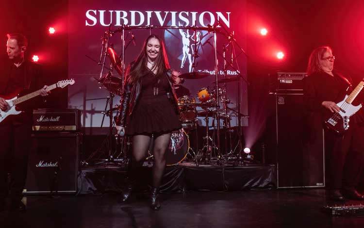 Subdivision est un groupe hommage à Rush qui propose une approche distinctive et audacieuse. L’intégration d’une chanteuse apporte une nouvelle dimension visuelle et vocale, enrichissant le spectacle tout en respectant fidèlement l’esprit, la complexité et la puissance sonore du légendaire trio canadien.