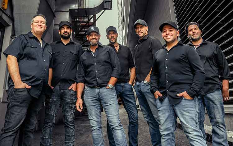 Quimorucru débarque au son de sa musique festive et énergique ! Les sept membres d'origines gaspésiennes vous en mettront plein la vue avec leur spectacle aux influences acadiennes, cajuns et irlandaises.