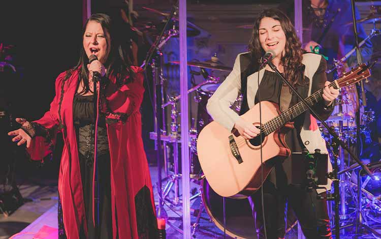 Plongez-vous dans l'univers de HEARTLESS, un hommage saisissant au légendaire groupe Heart. Karine Vachon incarne avec passion et puissance Ann Wilson, tandis que Josyane Vaillancourt incarne avec virtuosité Nancy Wilson. Accompagnées par cinq musiciens d'exception, cette expérience musicale inoubliable transporte le public à travers les décennies, revisitant les classiques intemporels du groupe.