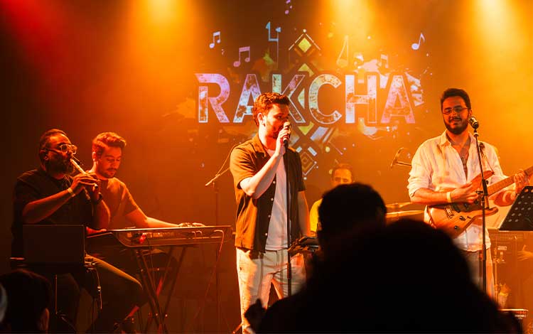 Rakcha Band propose une expérience musicale unique au Canada, où les sonorités orientales rencontrent les influences occidentales dans une fusion moderne et vibrante. Inspiré des rythmes tunisiens, du jazz, de la musique du monde et des arrangements contemporains, le groupe crée une ambiance à la fois festive, élégante et immersive.