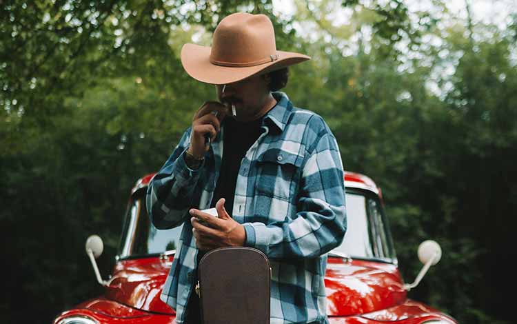 Originaire de Winnipeg et établi à Québec, Zach Chico est un artiste country à la voix authentique et au style rassembleur. Porté par les succès « Not My Guitar », « Good Old Days » et sa plus récente collaboration avec William Cloutier, « Où on dansait autrefois », Zach Chico séduit par son mélange de storytelling country et d’énergie contemporaine. Sur scène, il offre des performances chaleureuses et festives qui créent instantanément une connexion avec le public.